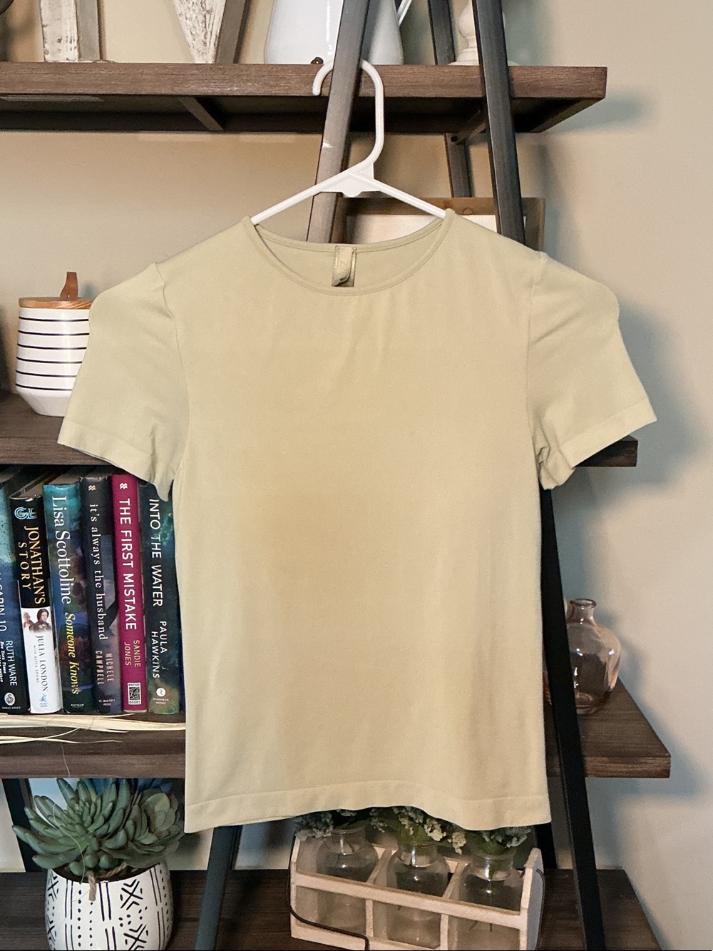 SKIMS Short Sleeve Crew Tee in Light Olive Size S